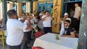 ТРУБЕ ДАЛЕ ЗНАК: Почео сабор у Гучи, гости новчаницама већ ките трубаче (ФОТО) ТРУБЕ ДАЛЕ ЗНАК: Почео сабор у Гучи, гости новчаницама већ ките трубаче (ФОТО)
