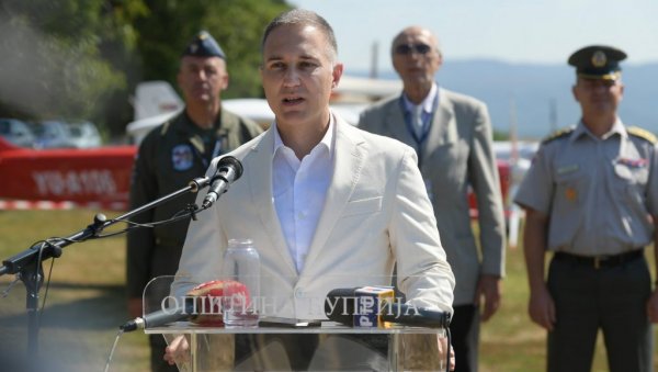 ПОПУЛАРИЗАЦИЈА ПОЗИВА ПИЛОТА: Министар Стефановић присуствовао аероскупу OPEN FLY IN 2022 (ФОТО) ПОПУЛАРИЗАЦИЈА ПОЗИВА ПИЛОТА: Министар Стефановић присуствовао аероскупу OPEN FLY IN 2022 (ФОТО)