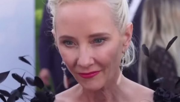 ПРЕМИНУЛА ЕН ХЕЈЧ: Глумица тешко повређена у несрећи, породица одлучила да је искључи са апарата ПРЕМИНУЛА ЕН ХЕЈЧ: Глумица тешко повређена у несрећи, породица одлучила да је искључи са апарата