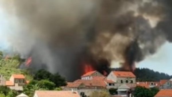 БУКНУО ПОЖАР НА ХВАРУ: Погинуо мушкарац, ватрогасци се боре с ватреном стихијом БУКНУО ПОЖАР НА ХВАРУ: Погинуо мушкарац, ватрогасци се боре с ватреном стихијом