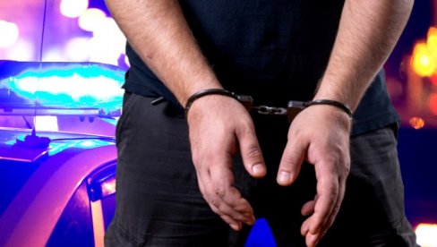 PROSUO BENZIN U STANU, PA IZAZVAO POŽAR: Policija u Obrenovcu uhapsila muškarca, na teret mu se stavlja više dela
