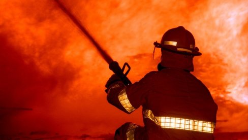 POŽAR U NOVOM SADU: Zapalila se kuća, policija izvukla muškarca bez svesti i sa opekotinama po telu