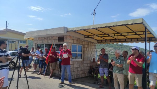 УЗАВРЕЛО У МРКОЈЕВИЋИМА: Порука са протеста - тендер за регионални пут Р-29, или нема мицања са пута УЗАВРЕЛО У МРКОЈЕВИЋИМА: Порука са протеста - тендер за регионални пут Р-29, или нема мицања са пута