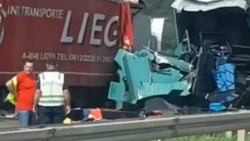STRAŠNI SNIMCI SAOBRAĆAJNE NESREĆE NA AUTO-PUTU: Sudarila se dva kamiona, kabina teretnjaka potpuno smrskana (VIDEO) STRAŠNI SNIMCI SAOBRAĆAJNE NESREĆE NA AUTO-PUTU: Sudarila se dva kamiona, kabina teretnjaka potpuno smrskana (VIDEO)
