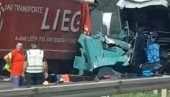 STRAŠNI SNIMCI SAOBRAĆAJNE NESREĆE NA AUTO-PUTU: Sudarila se dva kamiona, kabina teretnjaka potpuno smrskana (VIDEO)