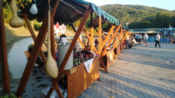 СВЕ СПРЕМНО ЗА „ВИНСКИ БАЛ“: Власотинчани чувају традиционалну манифестацију СВЕ СПРЕМНО ЗА „ВИНСКИ БАЛ“: Власотинчани чувају традиционалну манифестацију
