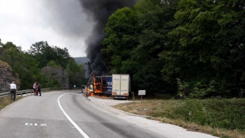 GORI KAMION: Incident na putu između Bistrice i Nove Varoši GORI KAMION: Incident na putu između Bistrice i Nove Varoši