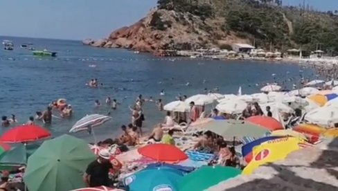 STRAŠNA NEKULTURA: Snimak sa plaže u Sutomoru razbesneo javnost, svi se pitaju ko je kriv - domaći ili turisti? (VIDEO) STRAŠNA NEKULTURA: Snimak sa plaže u Sutomoru razbesneo javnost, svi se pitaju ko je kriv - domaći ili turisti? (VIDEO)