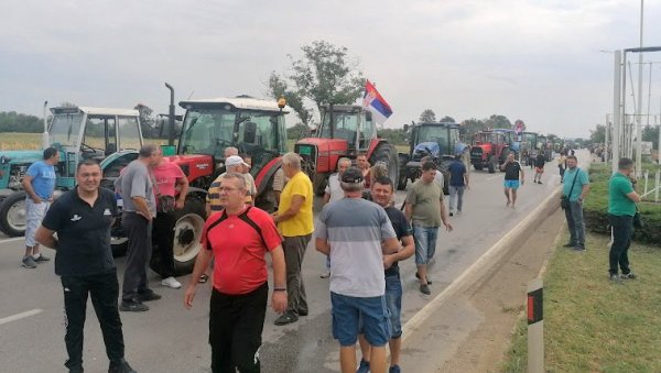 ТРАЖЕ ВИШУ ЦЕНУ СУНЦОКРЕТА И ЈЕФТИНИЈИ ДИЗЕЛ: Пољопривредници јуче протестном вожњом блокирали путеве и мостове ТРАЖЕ ВИШУ ЦЕНУ СУНЦОКРЕТА И ЈЕФТИНИЈИ ДИЗЕЛ: Пољопривредници јуче протестном вожњом блокирали путеве и мостове