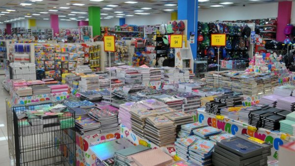 ЗА КЊИГЕ ОД 12.000 ДО 23.000, А ЗА ПРИБОР ЈОШ 10.000: Уочи почетка школске године родитељи и деца обилазе књижаре и бирајући прибор ЗА КЊИГЕ ОД 12.000 ДО 23.000, А ЗА ПРИБОР ЈОШ 10.000: Уочи почетка школске године родитељи и деца обилазе књижаре и бирајући прибор