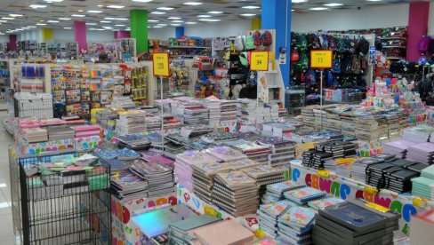 СТИЖЕ ЂАЧКА ПОМОЋ: Из касе града Београда по 20.000 динара