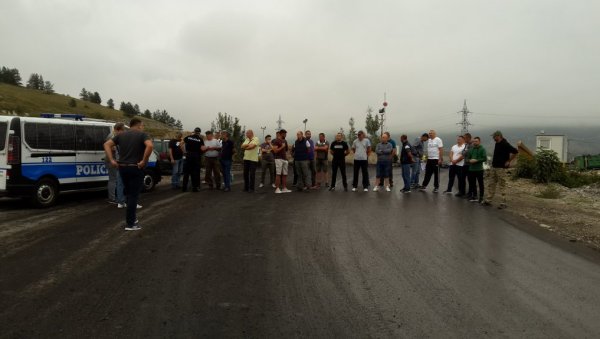 БЛОКИРАЛИ ОДВОЗ УГЉА: Протест бивших радника обезбеђења рудника у Пљевљима БЛОКИРАЛИ ОДВОЗ УГЉА: Протест бивших радника обезбеђења рудника у Пљевљима