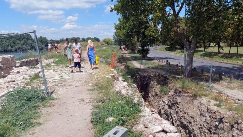 ŠETNJA PREKO VODENE KAPIJE: Arheološko nalazište na trasi Linijskog parka u blizini Ušća nije prepreka mnogobrojnim građanima