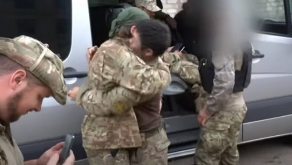 РАСПАД СИСТЕМА У УКРАЈИНИ: Објављен снимак, Американци беже, шокирали се кад су видели шта раде Украјинци (ВИДЕО,ФОТО) РАСПАД СИСТЕМА У УКРАЈИНИ: Објављен снимак, Американци беже, шокирали се кад су видели шта раде Украјинци (ВИДЕО,ФОТО)