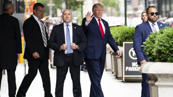 ПРВИ ПРЕДСЕДНИК САД НА ОПТУЖЕНИЧКОЈ КЛУПИ: Доналд Трамп исписује историју, хоће ли се сам предати ПРВИ ПРЕДСЕДНИК САД НА ОПТУЖЕНИЧКОЈ КЛУПИ: Доналд Трамп исписује историју, хоће ли се сам предати