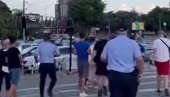 ХАОС У СКОПЉУ: Албанци масовно напали Швеђане, пуне руке посла за полицију (ВИДЕО) ХАОС У СКОПЉУ: Албанци масовно напали Швеђане, пуне руке посла за полицију (ВИДЕО)
