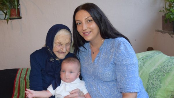 РАДИЛА ДО 98. ГОДИНЕ: Бака Стојанка (103) и њен петомесечни чукунунук Симеон, најстарији и најмлађи у Рековцу (ФОТО) РАДИЛА ДО 98. ГОДИНЕ: Бака Стојанка (103) и њен петомесечни чукунунук Симеон, најстарији и најмлађи у Рековцу (ФОТО)