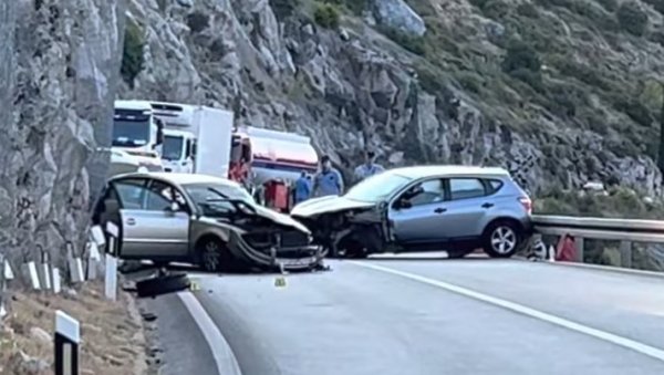 САОБРАЋАЈКА КОД ДУБРОВНИКА: У судару аутомобила више повређених (ВИДЕО) САОБРАЋАЈКА КОД ДУБРОВНИКА: У судару аутомобила више повређених (ВИДЕО)
