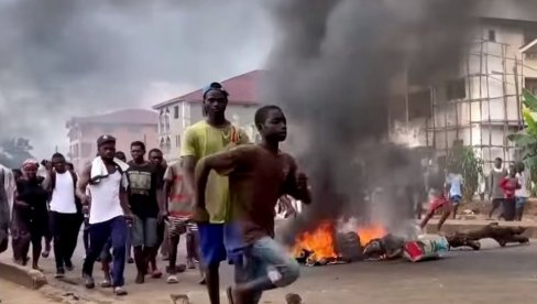 POGLEDAJTE – NEMIRI U KONGU: Demonstranti napali i ambasade SAD, Holandije i Francuske (VIDEO) POGLEDAJTE – NEMIRI U KONGU: Demonstranti napali i ambasade SAD, Holandije i Francuske (VIDEO)