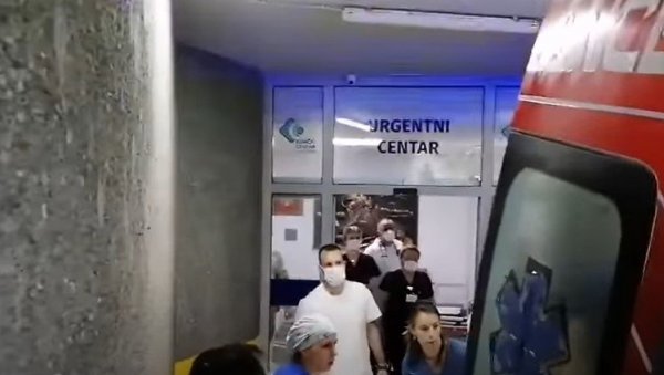 ДРАМАТИЧАН СНИМАК СА ЦЕТИЊА: Повређене у пуцњави довозе у болницу (ВИДЕО) ДРАМАТИЧАН СНИМАК СА ЦЕТИЊА: Повређене у пуцњави довозе у болницу (ВИДЕО)