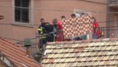 УЗНЕМИРУЈУЋИ СНИМАК СА ЦЕТИЊА: Припадници Хитне помоћи носе рањене (ВИДЕО) УЗНЕМИРУЈУЋИ СНИМАК СА ЦЕТИЊА: Припадници Хитне помоћи носе рањене (ВИДЕО)