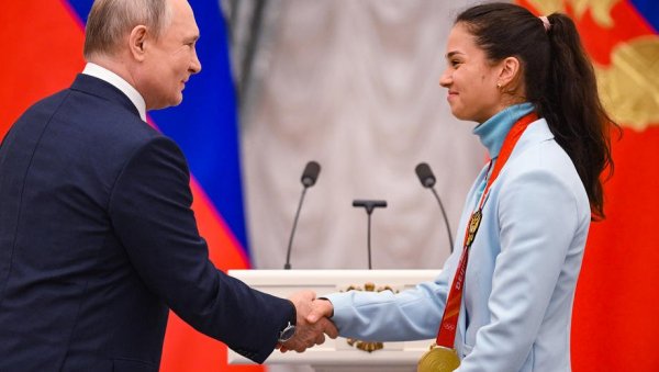 ПУТИН ИМА НОВУ МЕЗИМИЦУ! Руска олимпијка ударила на Запад као ретко ко, споменула и Србију ПУТИН ИМА НОВУ МЕЗИМИЦУ! Руска олимпијка ударила на Запад као ретко ко, споменула и Србију