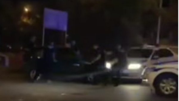 ДЕТАЉИ ПОТЕРЕ У КОЈОЈ ЈЕ СВЕ НЕОБИЧНО: Четрдесеттрогодишњак дивљао Југом, закуцао се у саобраћајни знак (ВИДЕО) ДЕТАЉИ ПОТЕРЕ У КОЈОЈ ЈЕ СВЕ НЕОБИЧНО: Четрдесеттрогодишњак дивљао Југом, закуцао се у саобраћајни знак (ВИДЕО)