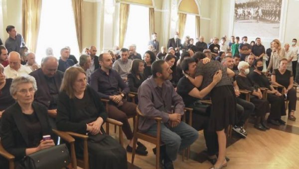 ЦЕТИЊЕ ОБАВИЈЕНО ТУГОМ: Одржана комеморативна седница поводом трагедије ЦЕТИЊЕ ОБАВИЈЕНО ТУГОМ: Одржана комеморативна седница поводом трагедије