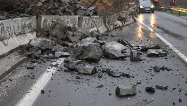 ОПРЕЗ КРОЗ КЛИСУРУ: Опасност од одрона на Ибарској магистрали од Краљева до Ушћа ОПРЕЗ КРОЗ КЛИСУРУ: Опасност од одрона на Ибарској магистрали од Краљева до Ушћа