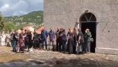 САХРАЊЕНА МАЈКА СА СИНОВИМА: Супруг Милош и бројни грађани Цетиња се опростили од Наташе, Машана и Марка (ВИДЕО) САХРАЊЕНА МАЈКА СА СИНОВИМА: Супруг Милош и бројни грађани Цетиња се опростили од Наташе, Машана и Марка (ВИДЕО)
