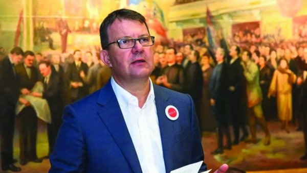 ПЕСНИЧКО ВЕЧЕ: Игор Мировић је велики љубитељ поезије ПЕСНИЧКО ВЕЧЕ: Игор Мировић је велики љубитељ поезије