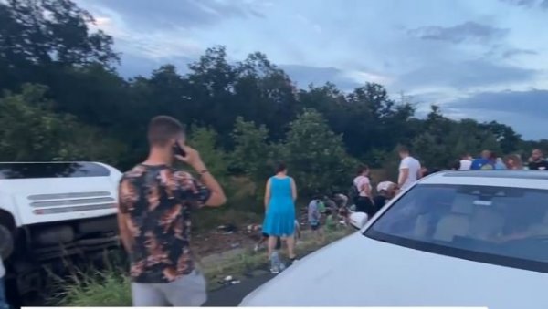 ДЕЦА СУ ПЛАКАЛА ОБЛИВЕНА КРВЉУ: Очевици о превртању српског аутобуса у Бугарској, дете и двоје одраслих теже повређени (ФОТО/ВИДЕО) ДЕЦА СУ ПЛАКАЛА ОБЛИВЕНА КРВЉУ: Очевици о превртању српског аутобуса у Бугарској, дете и двоје одраслих теже повређени (ФОТО/ВИДЕО)