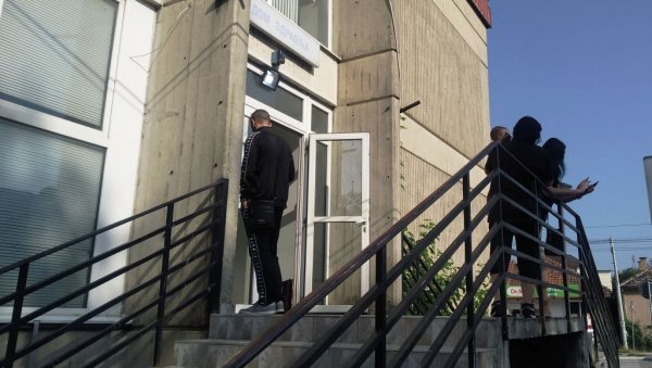 ВИКЕНД КОРОНА ПРЕСЕК У ПАРАЋИНУ: Десеторо позитивних, 41 преглед обављен у ковид амбуланти ВИКЕНД КОРОНА ПРЕСЕК У ПАРАЋИНУ: Десеторо позитивних, 41 преглед обављен у ковид амбуланти