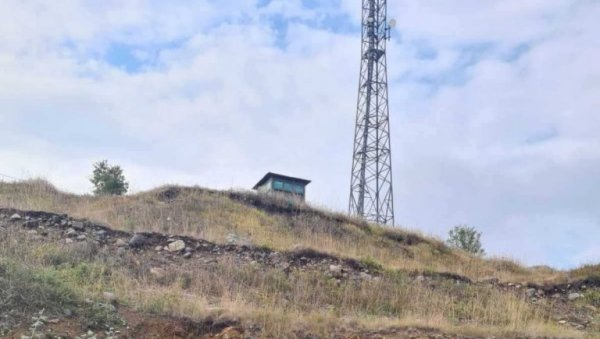 КУРТИ СЕ СПРЕМА ЗА УДАР: Изнад Јариња осванула осматрачница, укопавају цистерне (ФОТО) КУРТИ СЕ СПРЕМА ЗА УДАР: Изнад Јариња осванула осматрачница, укопавају цистерне (ФОТО)