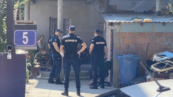 ОВО ЈЕ КУЋА У ЗЕМУНУ У КОЈОЈ СЕ ДЕСИЛА НЕСРЕЋА: Породица у сузама чека вести док се детету боре за живот (ФОТО) ОВО ЈЕ КУЋА У ЗЕМУНУ У КОЈОЈ СЕ ДЕСИЛА НЕСРЕЋА: Породица у сузама чека вести док се детету боре за живот (ФОТО)