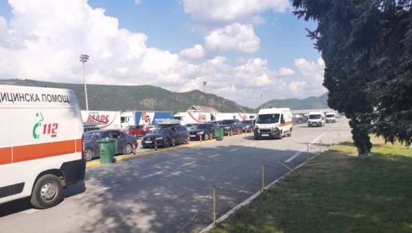 ДЕЦА ПОВРЕЂЕНА У БУГАРСКОЈ СТИГЛА У СРБИЈУ: Санитети прешли границу, настављају ка Београду (ФОТО/ВИДЕО) ДЕЦА ПОВРЕЂЕНА У БУГАРСКОЈ СТИГЛА У СРБИЈУ: Санитети прешли границу, настављају ка Београду (ФОТО/ВИДЕО)