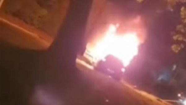 ПРВИ СНИМАК УЖАСНЕ НЕСРЕЋЕ НА БУЛЕАВРУ ОСЛОБОЂЕЊА: После удеса изгорели аутомобил и возач (ВИДЕО) ПРВИ СНИМАК УЖАСНЕ НЕСРЕЋЕ НА БУЛЕАВРУ ОСЛОБОЂЕЊА: После удеса изгорели аутомобил и возач (ВИДЕО)