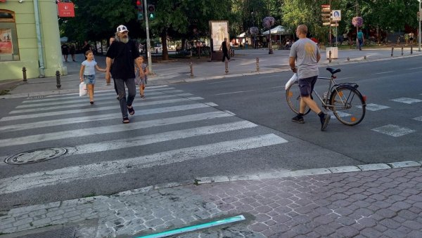 СЕМАФОРИ УГРАЂЕНИ У ТРОТОАРЕ: Новопостављене светлеће лед траке збуниле Вршчане СЕМАФОРИ УГРАЂЕНИ У ТРОТОАРЕ: Новопостављене светлеће лед траке збуниле Вршчане