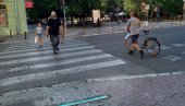SEMAFORI UGRAĐENI U TROTOARE: Novopostavljene svetleće led trake zbunile Vrščane SEMAFORI UGRAĐENI U TROTOARE: Novopostavljene svetleće led trake zbunile Vrščane
