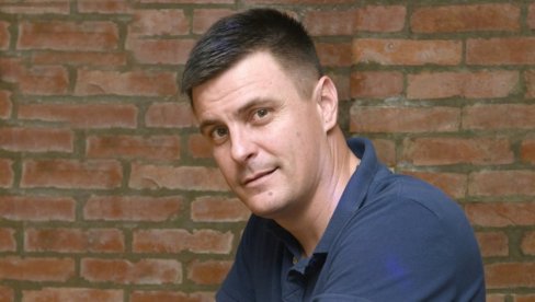 НЕЋУ ХУШКАТИ СВОЈ НАРОД ДОК СЕДИМ НА РИВИ И ЦИРКАМ ПИЋЕ Вук Костић оплео по колегама који подржавају насиље на улицама НЕЋУ ХУШКАТИ СВОЈ НАРОД ДОК СЕДИМ НА РИВИ И ЦИРКАМ ПИЋЕ Вук Костић оплео по колегама који подржавају насиље на улицама