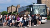 ТРИ ДАНА КОШТАЈУ ЧАК 31.000 ДИНАРА: И у следећој школској години ђачка путовања прескупа ТРИ ДАНА КОШТАЈУ ЧАК 31.000 ДИНАРА: И у следећој школској години ђачка путовања прескупа