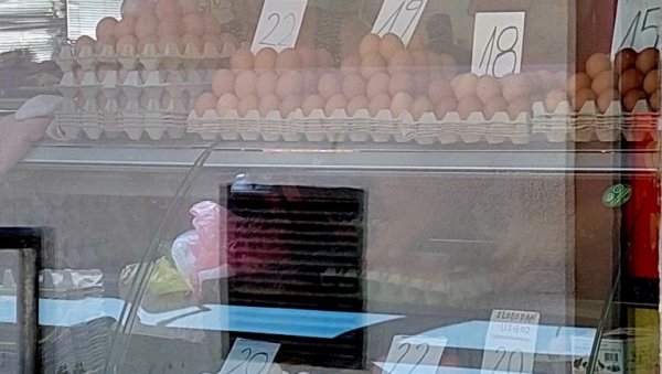 СКУПЉА ПРОИЗВОДЊА ПОГУРАЛА ЦЕНУ ЈАЈА: Основна животна намирница бележи узлазни тренд и у радњама и на пијачним тезгама у Србији СКУПЉА ПРОИЗВОДЊА ПОГУРАЛА ЦЕНУ ЈАЈА: Основна животна намирница бележи узлазни тренд и у радњама и на пијачним тезгама у Србији