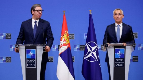 НИГДЕ ЗНАМЕЊЕ ЛАЖНЕ ДРЖАВЕ: Вучић у НАТО испред српске заставе, а Куртију нигде заставе тзв. Косова НИГДЕ ЗНАМЕЊЕ ЛАЖНЕ ДРЖАВЕ: Вучић у НАТО испред српске заставе, а Куртију нигде заставе тзв. Косова