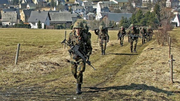 ШМИТ ЋЕ ИМАТИ 50 ТЕЛОХРАНИТЕЉА: Берлин размешта своје снаге у БиХ уочи избора у тој земљи ШМИТ ЋЕ ИМАТИ 50 ТЕЛОХРАНИТЕЉА: Берлин размешта своје снаге у БиХ уочи избора у тој земљи