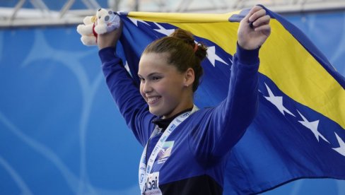 ИЗЈАВА КОЈА ЈЕ ПОДИГЛА ПРАШИНУ: Отац босанске пливачице тврди да је могла да наступа за Србију, огласила се и Лана Пудар. ИЗЈАВА КОЈА ЈЕ ПОДИГЛА ПРАШИНУ: Отац босанске пливачице тврди да је могла да наступа за Србију, огласила се и Лана Пудар.