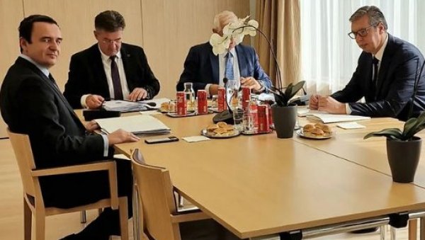ДРУГА РУНДА ТРИЛАТЕРАЛНОГ САСТАНКА: У току разговор Вучића и Куртија у присуству званичника ЕУ ДРУГА РУНДА ТРИЛАТЕРАЛНОГ САСТАНКА: У току разговор Вучића и Куртија у присуству званичника ЕУ