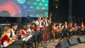 SPEKTAKL ZA LJUBITELJE UMILNOG ZVUKA: Večeras počinje jubilarni Tamburica fest SPEKTAKL ZA LJUBITELJE UMILNOG ZVUKA: Večeras počinje jubilarni Tamburica fest