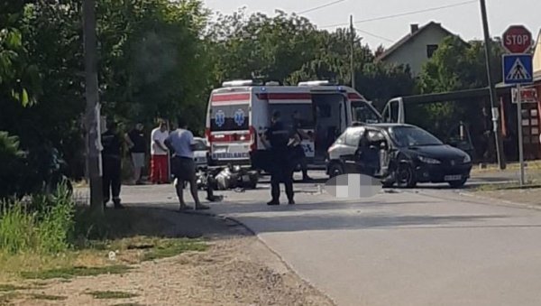 СМРСКАНА ВРАТА ПЕЖОА, ДЕЛОВИ МОТОРА РАСУТИ ПО ПУТУ: Узнемирујуће слике код Руменке, на месту погибије полицајца (ФОТО) СМРСКАНА ВРАТА ПЕЖОА, ДЕЛОВИ МОТОРА РАСУТИ ПО ПУТУ: Узнемирујуће слике код Руменке, на месту погибије полицајца (ФОТО)