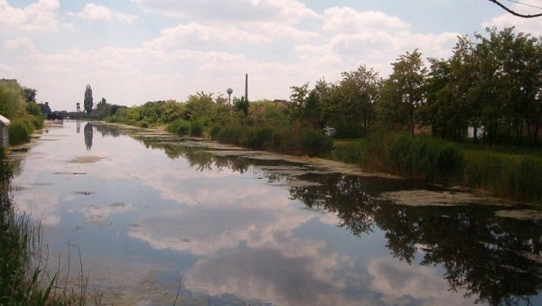 СЕРИЈАЛ НОВОСТИ (4):ПЛАЋАЈУ ЗА КАНАЛЕ КОЈЕ СЛАБО ЧИСТЕ - Пољопривредници у Србији траже да буду ослобођени таксе за одводњавање због суше СЕРИЈАЛ НОВОСТИ (4):ПЛАЋАЈУ ЗА КАНАЛЕ КОЈЕ СЛАБО ЧИСТЕ - Пољопривредници у Србији траже да буду ослобођени таксе за одводњавање због суше