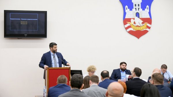 ПОЛИЦИЈА УЛАЗИ У ГСП? На седници градске скупштине 12 предузећа добило ново руководство, градоначелник најавио оштре мере ПОЛИЦИЈА УЛАЗИ У ГСП? На седници градске скупштине 12 предузећа добило ново руководство, градоначелник најавио оштре мере